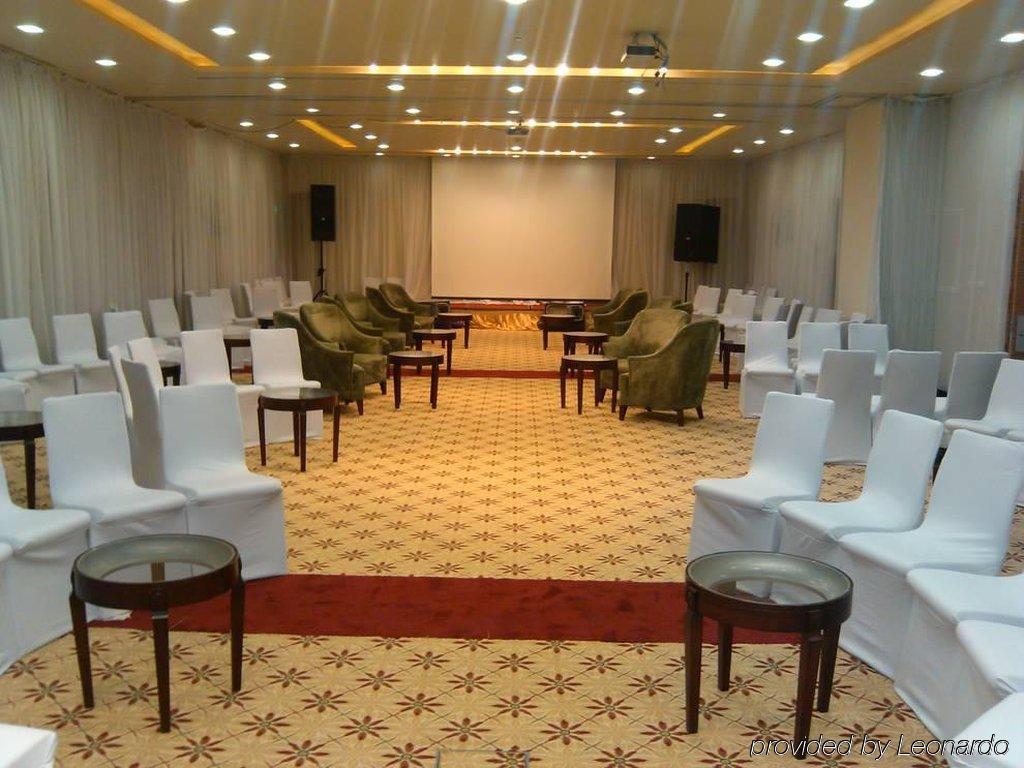 Hilton Garden Inn Riyadh Olaya Zakenleven foto