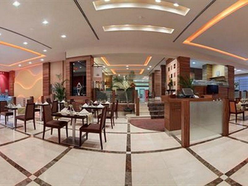 Hilton Garden Inn Riyadh Olaya Buitenkant foto
